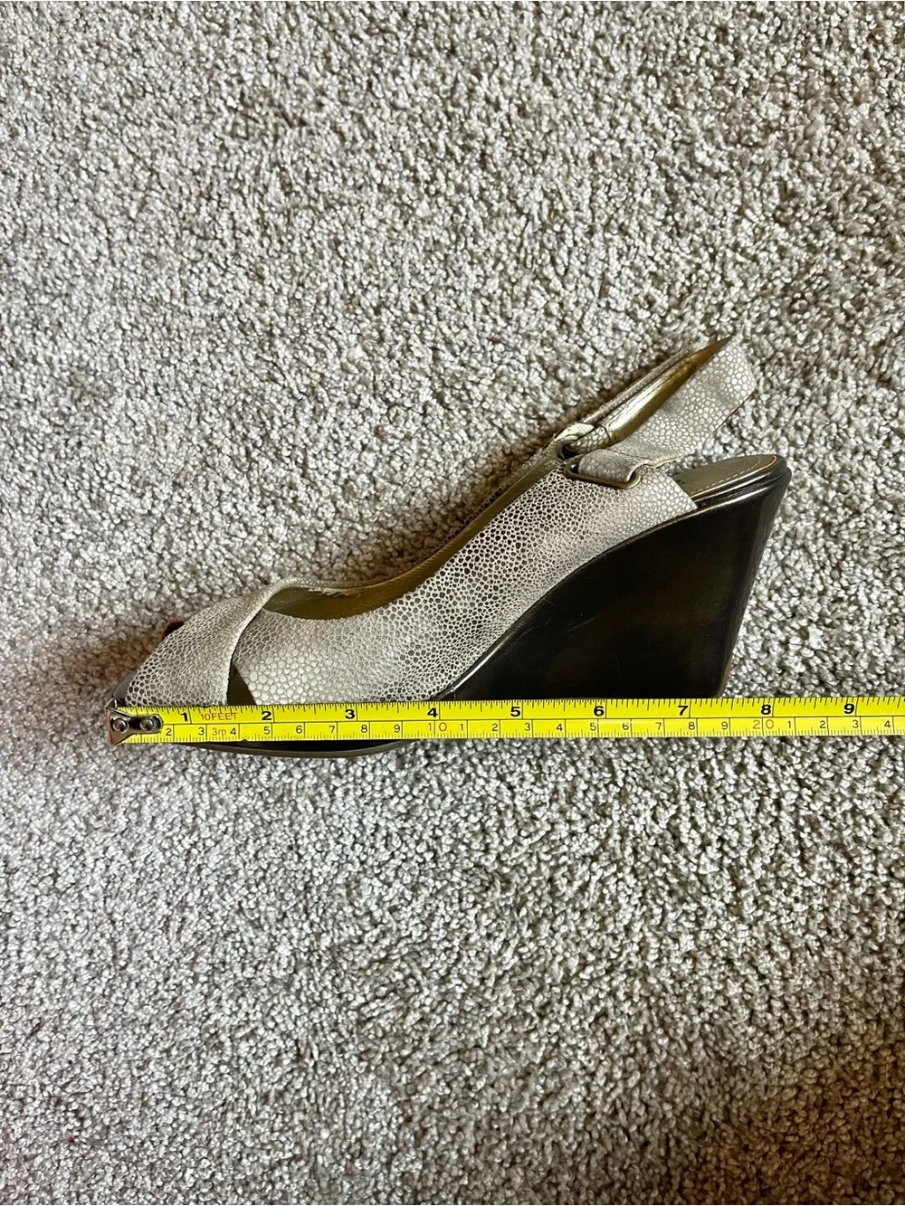 Women's Open Toe Kenneth Cole Reaction Silver Gold Metallic Wedges Size 7.5